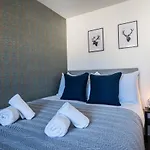 Spacious & Modern 3 Bedroom House - Free Parking - Front & Back Garden - Private Main Door Entrance