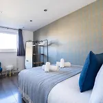 Spacious & Modern 3 Bedroom House - Free Parking - Front & Back Garden - Private Main Door Entrance